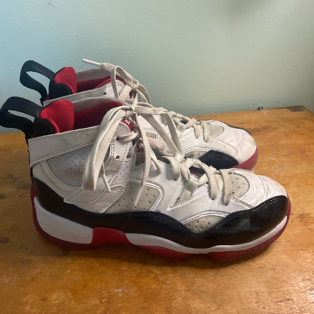 Jordan jump man 2 Treys big kids size 7 boys white black and red used